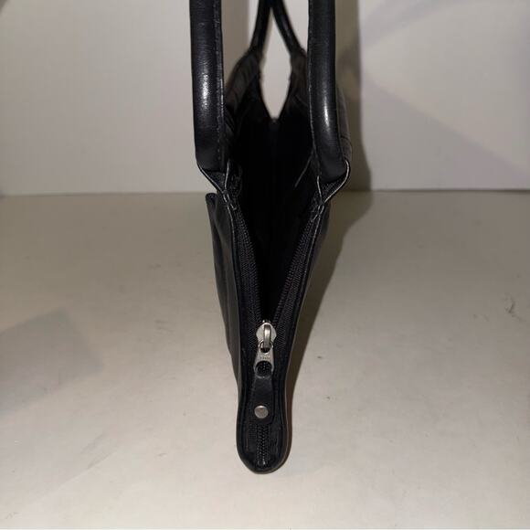 VNTG CHAOS Elegant Black Leather Women'S shoulder bag with side zips - Picture 5 of 6